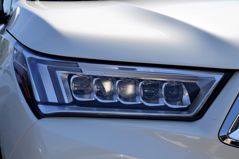 moto-LES MAYONS-min_acura-headlamp-2834131